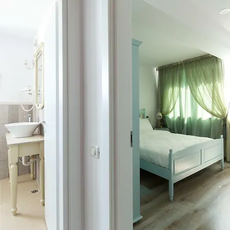 The Shore House 3*
